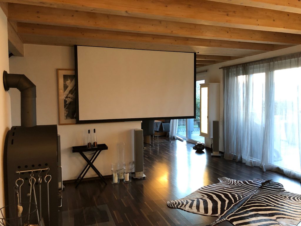 Heimkino mit 4.1 Aktiv-Sound und JVC D-ILA Beamer